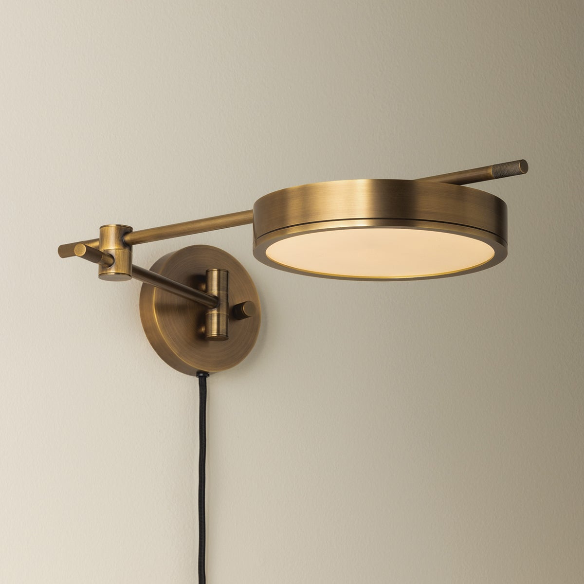 THATCHER Plug-in Sconce